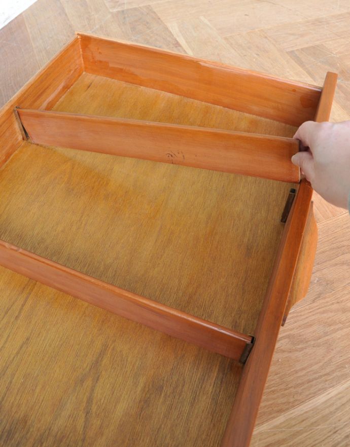 サイドボード　アンティーク家具　北欧スタイルのシンプルなイギリスの家具、チーク材のヴィンテージサイドボード。引き出し内にある仕切り板は、取り外しできます。(q-630-f)