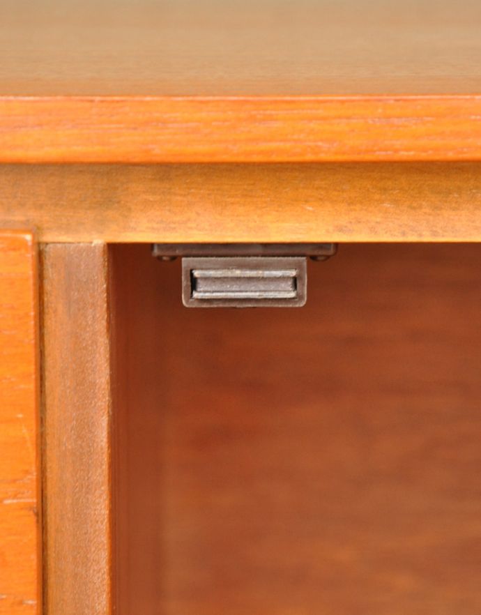 サイドボード　アンティーク家具　北欧スタイルのシンプルなイギリスの家具、チーク材のヴィンテージサイドボード。扉にはマグネットが付いているので、開け閉めがスムーズです。(q-630-f)