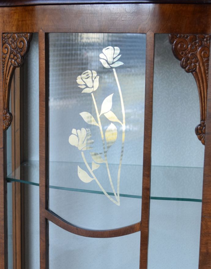 美しいガラス扉のアンティーク家具、薔薇の模様のガラスキャビネット ...