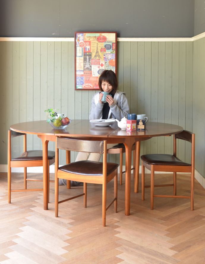 ロイドテーブル　アンティーク家具　ヴィンテージの北欧家具、マッキントッシュ社の伸張式ダイニングテーブル。広げるとこ〜んなに広くなります！急な来客があっても、このテーブルがあれば安心。(q-653-f)
