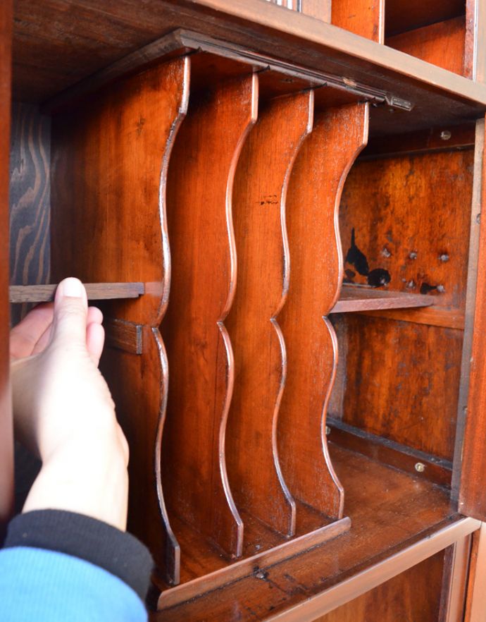 アンティークのキャビネット　アンティーク家具　マホガニー材の美しい英国のアンティーク家具、ファイルキャビネット 。中段の扉内にある両サイドの棚板のみ可動します。(q-657-f)