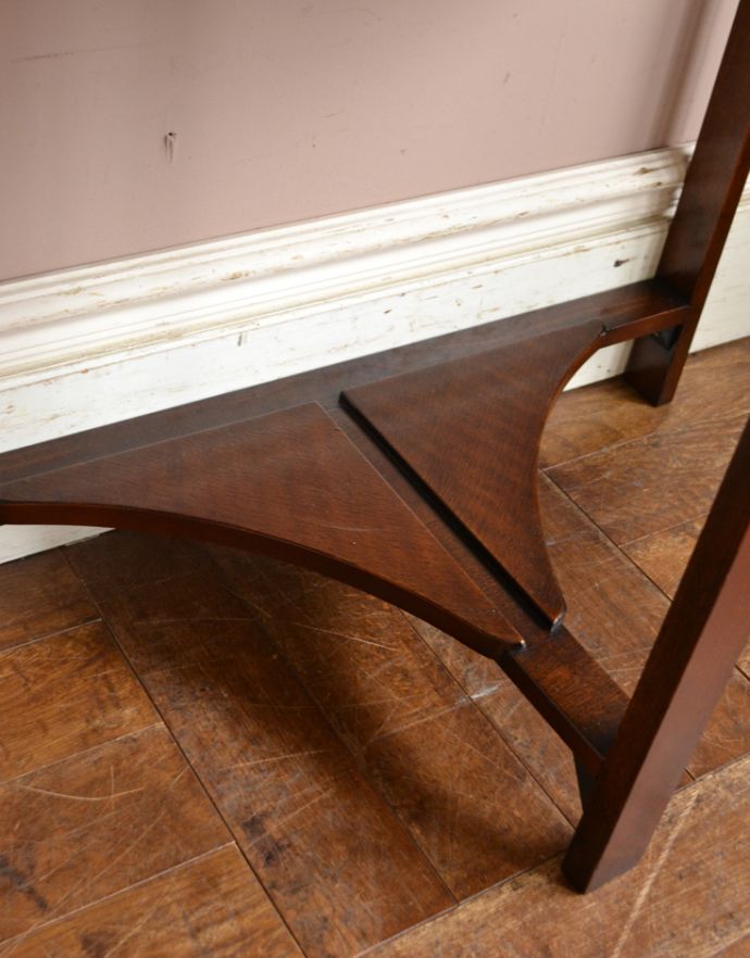 アンティークのテーブル　アンティーク家具　アンティークの英国家具、ハーフムーン型のコンソールテーブル。棚がついています足もとに棚も付いているので、さらに華やかで便利に使えます。(q-669-f)