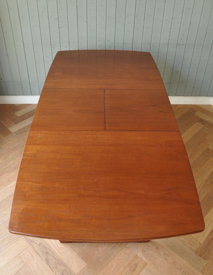 アンティークのテーブル　アンティーク家具　北欧スタイルのヴィンテージ家具、伸張式ダイニングテーブル。天板もピカピカにお直ししました。(q-673-f)
