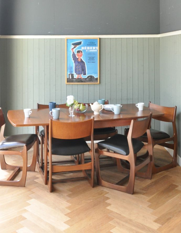 アンティークのテーブル　アンティーク家具　北欧スタイルのヴィンテージ家具、伸張式ダイニングテーブル。広げるとこのように広くなります！みんなで囲めてとっても楽しいですよ。(q-673-f)