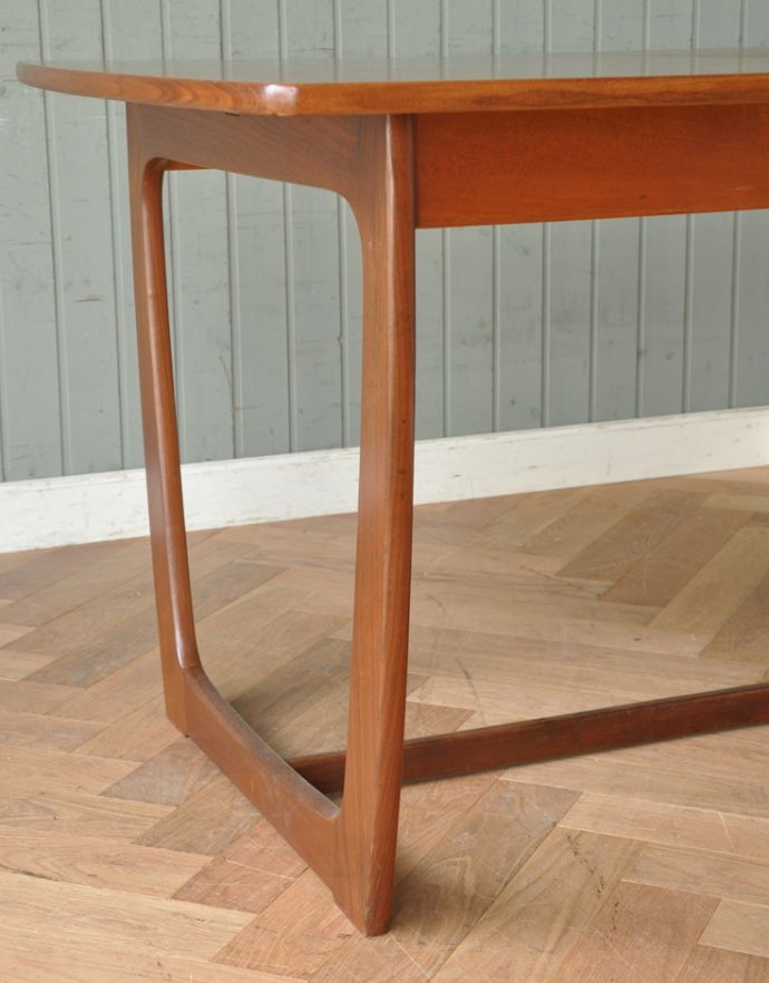 アンティークのテーブル　アンティーク家具　北欧スタイルのヴィンテージ家具、伸張式ダイニングテーブル。キチンとお直ししました。(q-673-f)