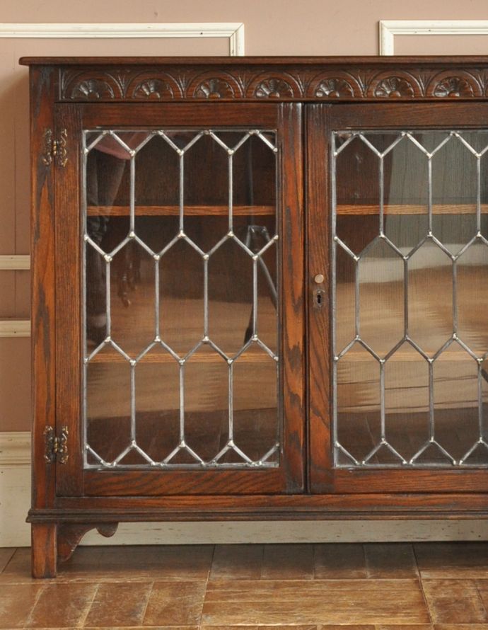 アンティークのキャビネット　アンティーク家具　英国から届いたアンティーク家具、ガラス扉のデザインが美しい木製のブックケース（本棚）。アンティークのガラスがキレイにはめ込んであります。(q-675-f)