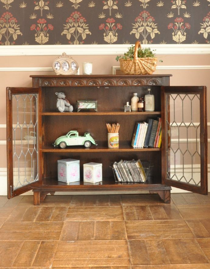 アンティークのキャビネット　アンティーク家具　英国から届いたアンティーク家具、ガラス扉のデザインが美しい木製のブックケース（本棚）。両開きで出し入れもしやすいですよ。(q-675-f)