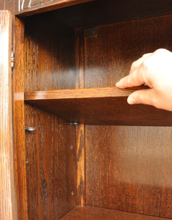 アンティークのキャビネット　アンティーク家具　英国から届いたアンティーク家具、ガラス扉のデザインが美しい木製のブックケース（本棚）。棚板は取り外すことも可能です。(q-675-f)