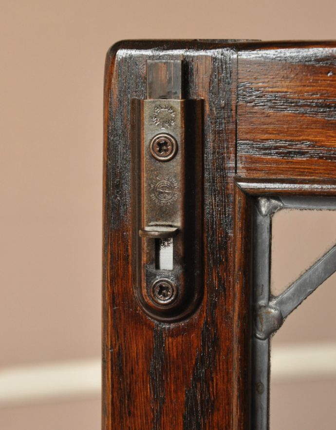 アンティークのキャビネット　アンティーク家具　英国から届いたアンティーク家具、ガラス扉のデザインが美しい木製のブックケース（本棚）。扉を留めるためのストッパーも当時のものです。(q-675-f)