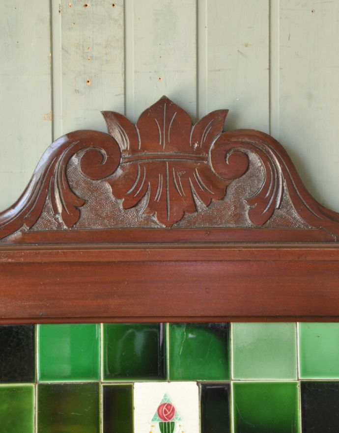 サイドボード　アンティーク家具　タイルが美しいアンティークの引き出し付きのウォッシュスタンド、ウォルナット材の英国家具。美しい装飾が施されています。(q-681-f)