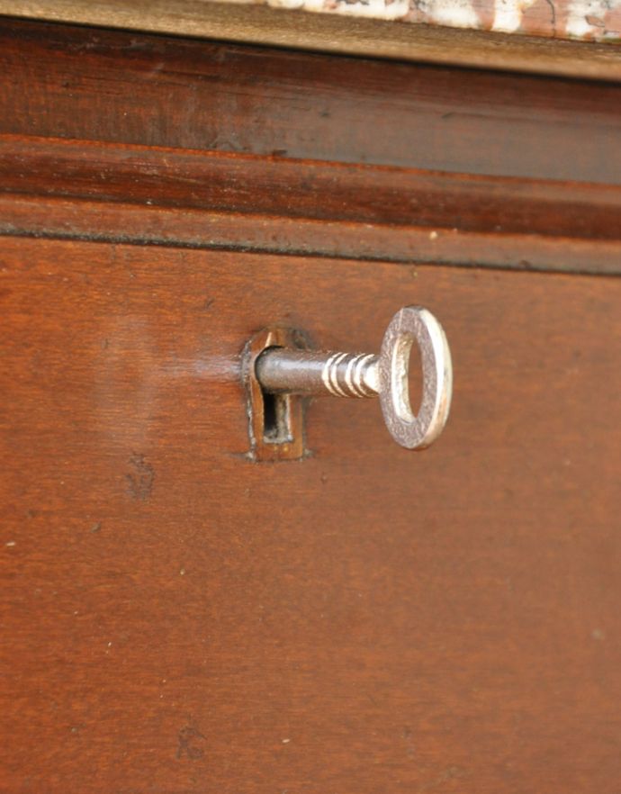 サイドボード　アンティーク家具　タイルが美しいアンティークの引き出し付きのウォッシュスタンド、ウォルナット材の英国家具。引き出しにも鍵が付いています。(q-681-f)