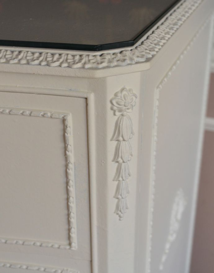 アンティークのチェスト　アンティーク家具　憧れのアンティークのフレンチ家具、真っ白な6段チェスト 。角にも装飾がたっぷり！天板の縁にも可愛い飾りがあります。(q-684-f)