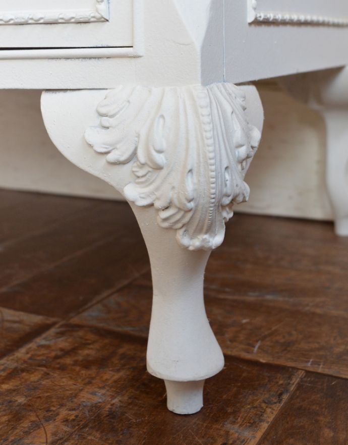 アンティークのチェスト　アンティーク家具　憧れのアンティークのフレンチ家具、真っ白な6段チェスト 。美しい飾りが入っている脚です。(q-684-f)
