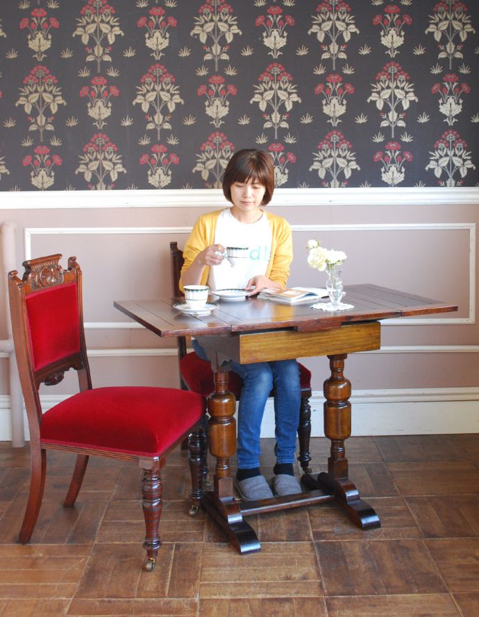 ロイドテーブル　アンティーク家具　アンティーク英国家具、置きやすいコンパクトなサイズが魅力、ドローリーフテーブル（伸張式テーブル）。閉じるとコンパクトになるのでアパートや一人住まいの方にもオススメ！食事、お茶の時間、パソコンや書き物、すべてこのテーブルでバッチリです。(q-690-f)