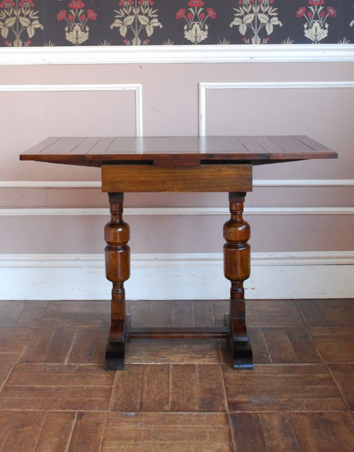 ロイドテーブル　アンティーク家具　アンティーク英国家具、置きやすいコンパクトなサイズが魅力、ドローリーフテーブル（伸張式テーブル）。ダイニングテーブルにしたり、家事台にも使えます。(q-690-f)