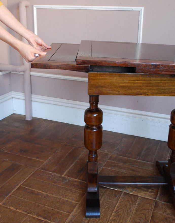 ロイドテーブル　アンティーク家具　アンティーク英国家具、置きやすいコンパクトなサイズが魅力、ドローリーフテーブル（伸張式テーブル）。天板は引っ張り出すだけであっという間に大きくなります。(q-690-f)
