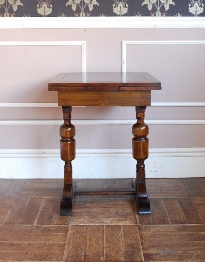 ロイドテーブル　アンティーク家具　アンティーク英国家具、置きやすいコンパクトなサイズが魅力、ドローリーフテーブル（伸張式テーブル）。アンティークは新品ではないので、経年変化によるキズはありますが、専門の職人によって目立たないようにキレイにお直しをしています。(q-690-f)