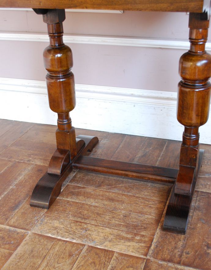ロイドテーブル　アンティーク家具　アンティーク英国家具、置きやすいコンパクトなサイズが魅力、ドローリーフテーブル（伸張式テーブル）。彫りの美しい脚がリッチ感を出してくれます。(q-690-f)