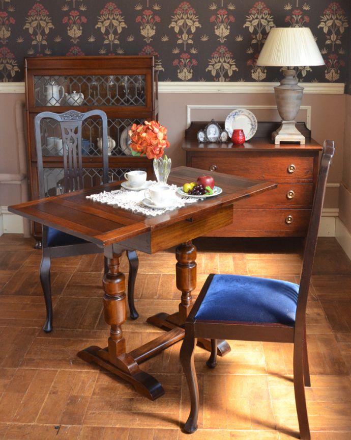 ロイドテーブル　アンティーク家具　アンティーク英国家具、置きやすいコンパクトなサイズが魅力、ドローリーフテーブル（伸張式テーブル）。めずらしいコンパクトなサイズのDLTお茶を楽しんだり、日記をつけたり、編み物をしたり・・・１人時間を有意義に過ごせるドローリーフテーブルです。(q-690-f)