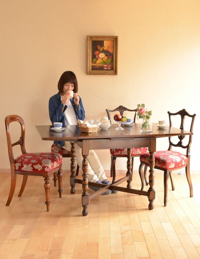 ロイドテーブル　アンティーク家具　美しい英国のアンティーク家具、使う人数に合わせてサイズが変えられるドローリーフテーブル（伸張式テーブル）。食事、お茶の時間、パソコンや書き物、すべてこのテーブルでバッチリです。(q-691-f)