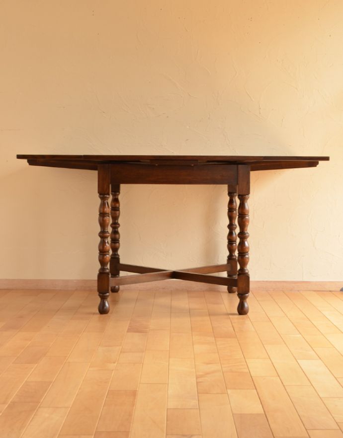 ロイドテーブル　アンティーク家具　美しい英国のアンティーク家具、使う人数に合わせてサイズが変えられるドローリーフテーブル（伸張式テーブル）。急な来客があっても、このテーブルがあれば安心！ゆったり使えてリラックスできますよ。(q-691-f)