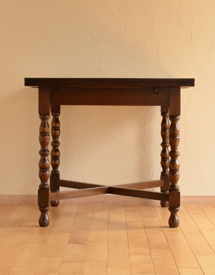 ロイドテーブル　アンティーク家具　美しい英国のアンティーク家具、使う人数に合わせてサイズが変えられるドローリーフテーブル（伸張式テーブル）。温かみのある落ち着いた色です。(q-691-f)