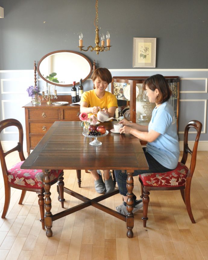 ロイドテーブル　アンティーク家具　美しい英国のアンティーク家具、使う人数に合わせてサイズが変えられるドローリーフテーブル（伸張式テーブル）。広げれば、あっという間に大きなダイニングに早変わりカンタンに天板が出し入れ出来て、サイズも変わる便利なテーブル。(q-691-f)