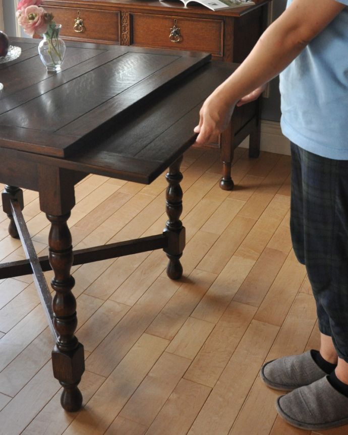 ロイドテーブル　アンティーク家具　美しい英国のアンティーク家具、使う人数に合わせてサイズが変えられるドローリーフテーブル（伸張式テーブル）。天板は引っ張り出すだけであっという間に大きくなります。(q-691-f)