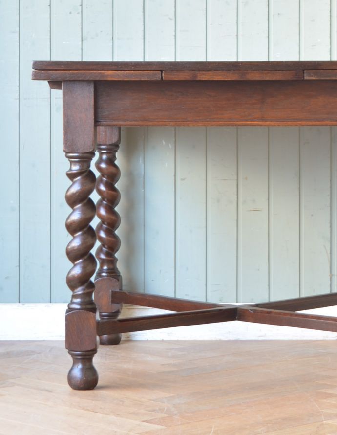 ロイドテーブル　アンティーク家具　イギリスのアンティーク家具、ツイストラインが美しいドローリーフテーブル（ダイニングテーブル）。大人っぽいカラーで落ち着きがあります。(q-696-f)