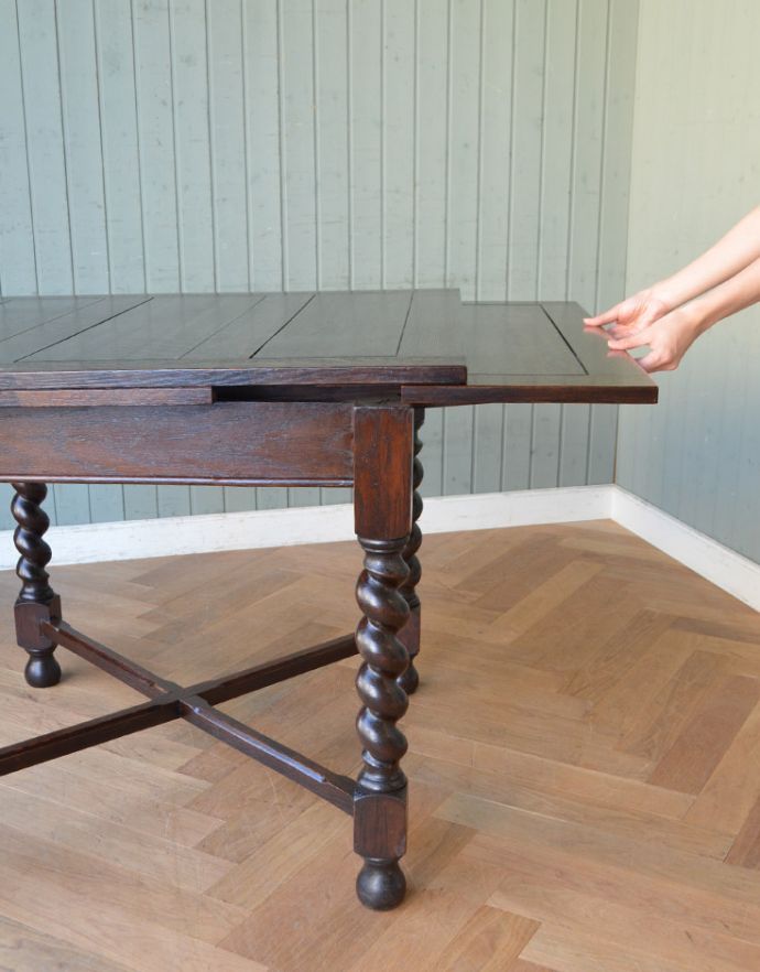ロイドテーブル　アンティーク家具　イギリスのアンティーク家具、ツイストラインが美しいドローリーフテーブル（ダイニングテーブル）。天板は引っ張り出すだけであっという間に大きくなります。(q-696-f)