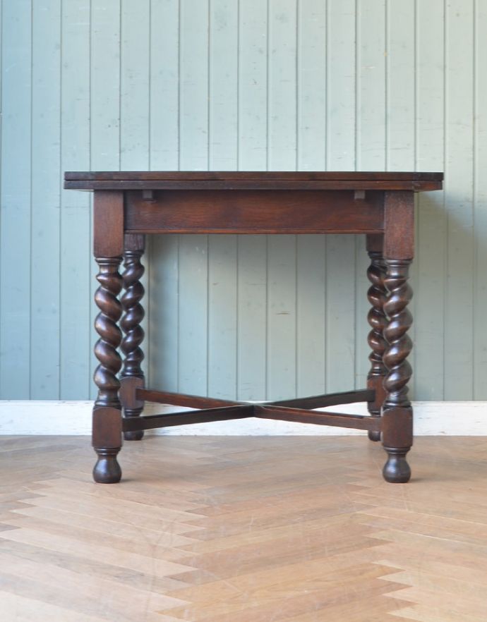 ロイドテーブル　アンティーク家具　イギリスのアンティーク家具、ツイストラインが美しいドローリーフテーブル（ダイニングテーブル）。温かみのある落ち着いた色です。(q-696-f)