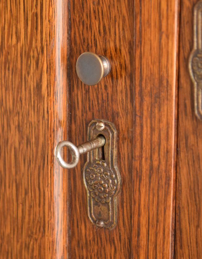 北欧キャビネット　アンティーク家具　アンティークの英国家具、重厚感と華やかさのあるリビングで使えるサイドボード。扉にそれぞれ鍵穴が付いています。(q-708-f)