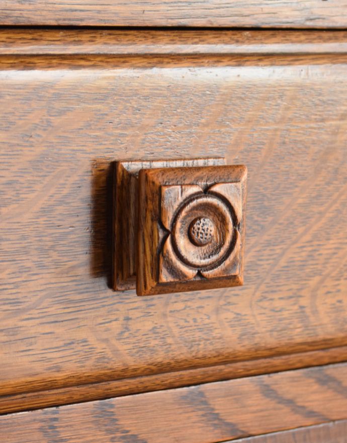 北欧キャビネット　アンティーク家具　アンティークの英国家具、重厚感と華やかさのあるリビングで使えるサイドボード。引き出しの取っ手です。(q-708-f)