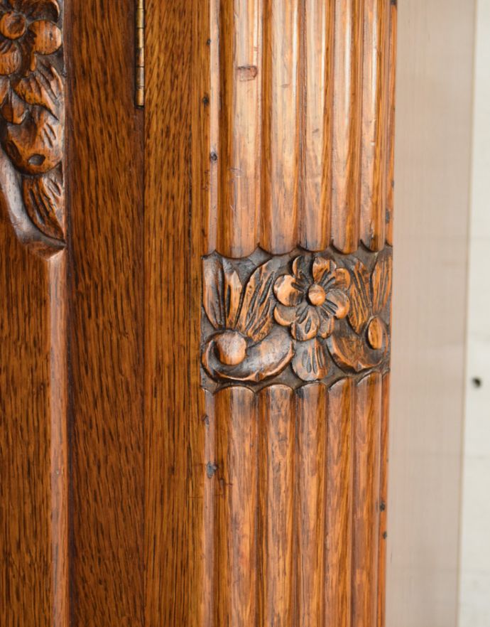 北欧キャビネット　アンティーク家具　アンティークの英国家具、重厚感と華やかさのあるリビングで使えるサイドボード。凹凸のある装飾が遠くから見ても存在感のあるキャビネットを演出してくれます。(q-708-f)