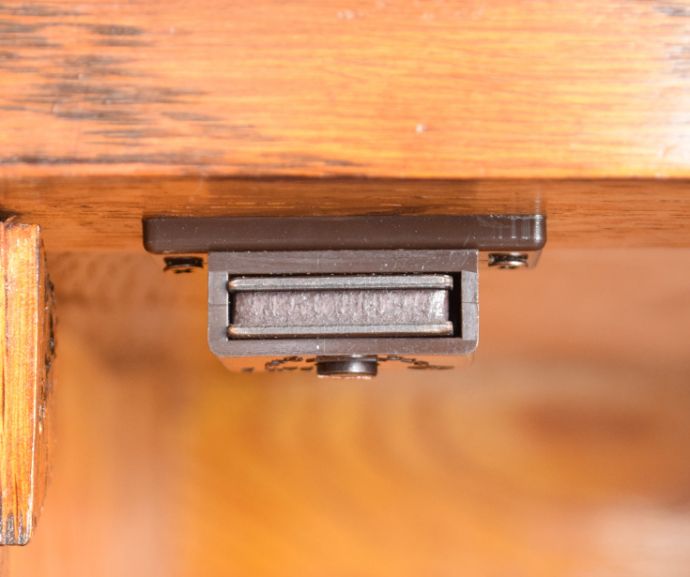 北欧キャビネット　アンティーク家具　アンティークの英国家具、重厚感と華やかさのあるリビングで使えるサイドボード。扉にはマグネットが付いているので、開け閉めはスムーズです。(q-708-f)