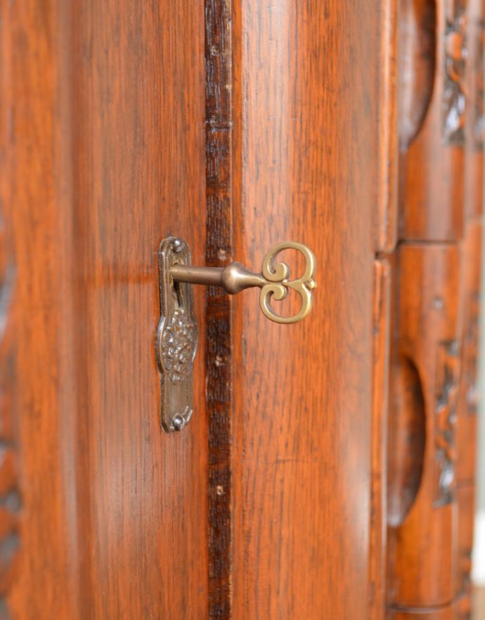 サイドボード　アンティーク家具　アンティークの英国家具、重厚感と華やかさのあるリビングで使えるサイドボード。扉にそれぞれ鍵穴が付いています。(q-710-f)