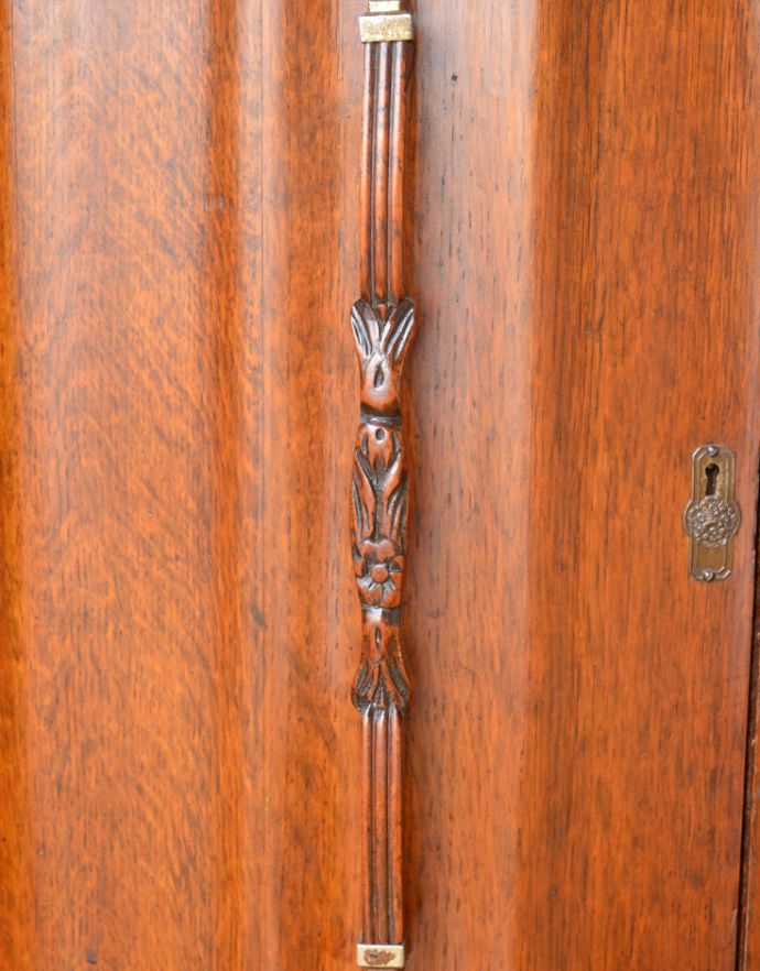 サイドボード　アンティーク家具　アンティークの英国家具、重厚感と華やかさのあるリビングで使えるサイドボード。扉の取っ手です。(q-710-f)