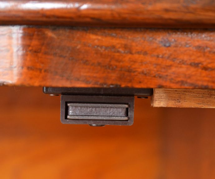 サイドボード　アンティーク家具　アンティークの英国家具、重厚感と華やかさのあるリビングで使えるサイドボード。扉にはマグネットが付いているので、開け閉めはスムーズです。(q-710-f)