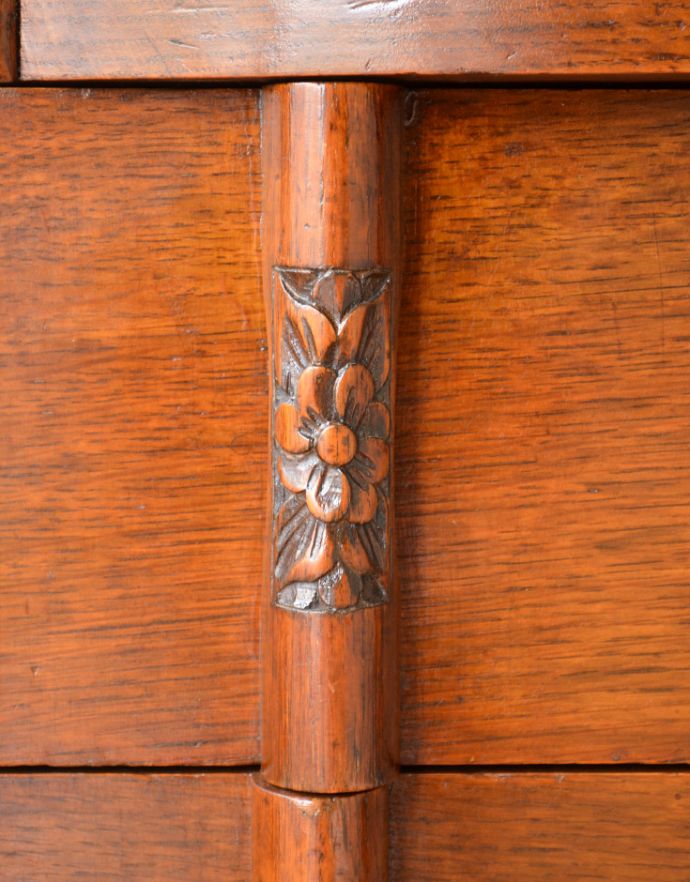 サイドボード　アンティーク家具　アンティークの英国家具、重厚感と華やかさのあるリビングで使えるサイドボード。引き出しの木製も取っ手です。(q-710-f)