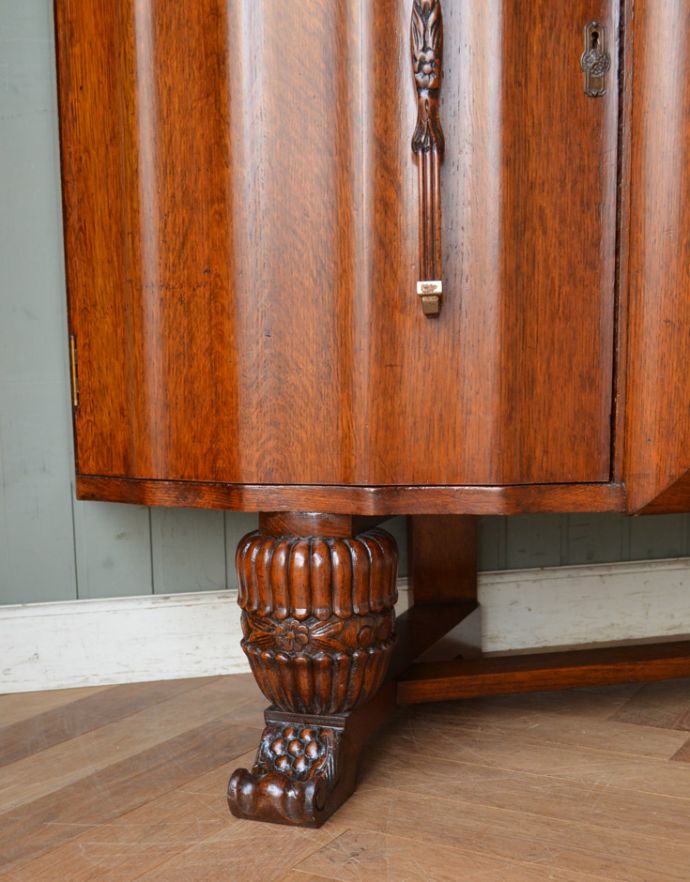 サイドボード　アンティーク家具　アンティークの英国家具、重厚感と華やかさのあるリビングで使えるサイドボード。どっしりとした貫禄のある脚。(q-710-f)