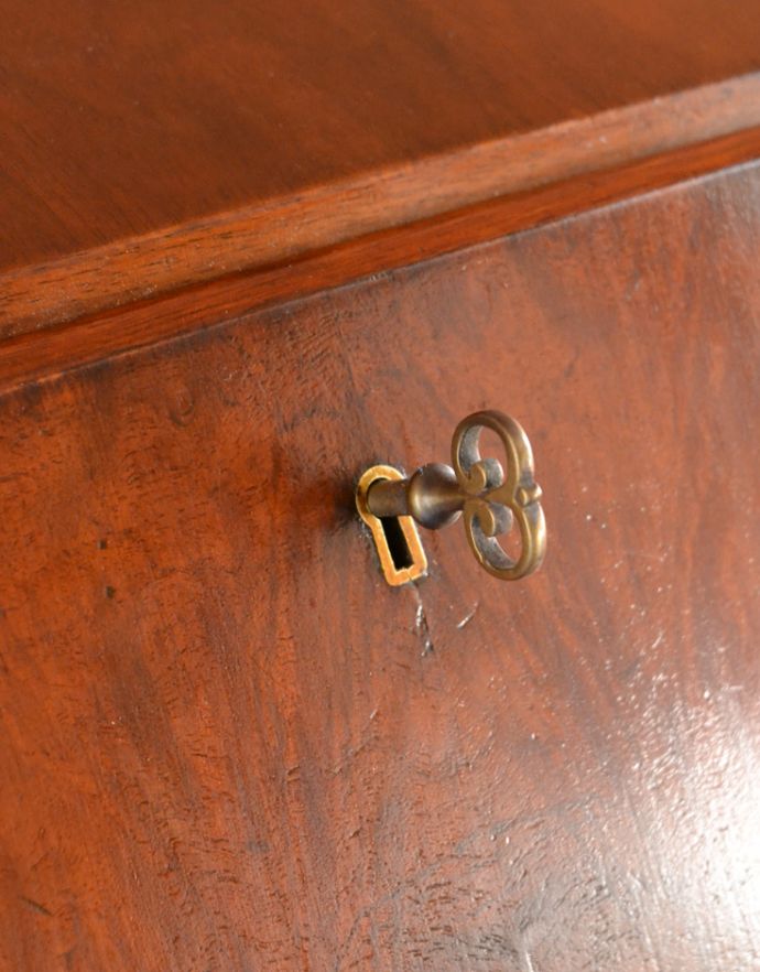 ビューロー　アンティーク家具　ウォルナット材のアンティーク英国家具、曲線の美しいライティングビューローデスク。ビューローの扉は、アンティークの鍵を引っ掛けて開閉します。(q-719-f)