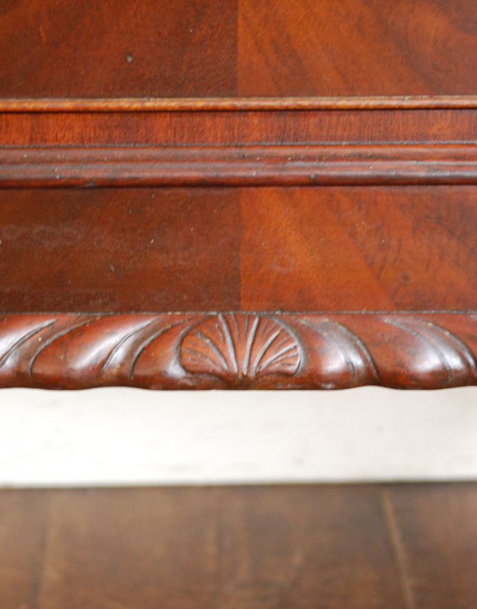 アンティークのチェスト　アンティーク家具　木目と装飾が美しいアンティークの英国家具、マホガニー材のチェストオブドロワーズ。幕板の中央にシェルの模様が装飾されています。(q-722-f)