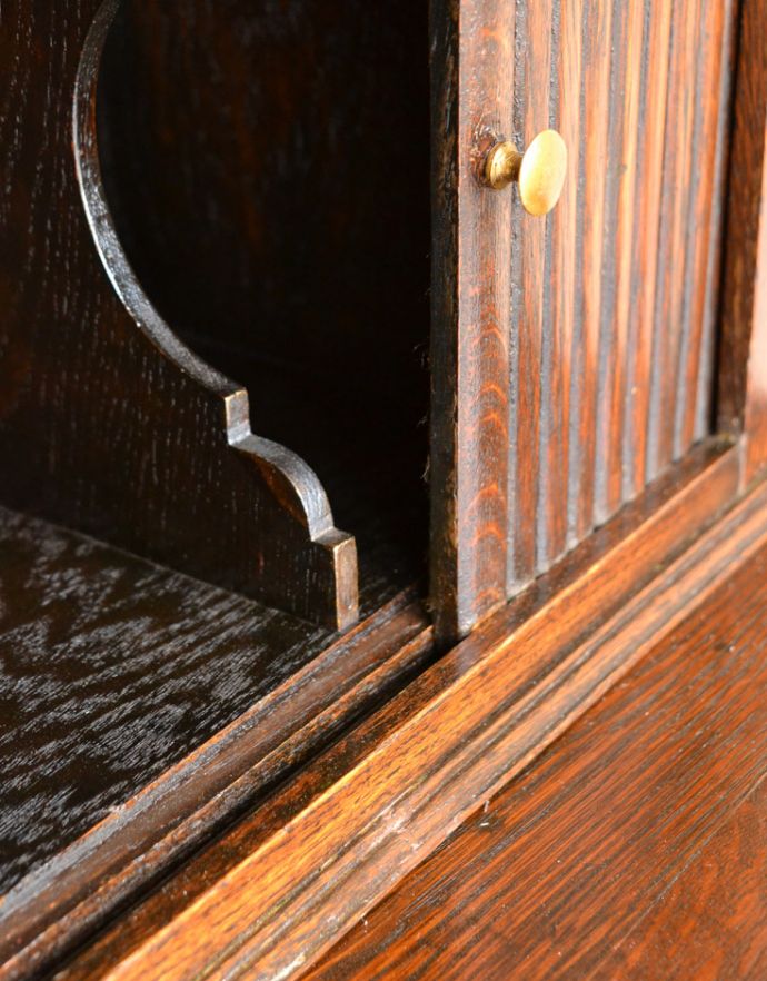 ビューロー　アンティーク家具　英国の書斎で使えるアンティーク家具、蛇腹式の扉がお洒落なビューロー（デスク）。ビューローは引き戸になった非常に珍しい形です。(q-724-f)