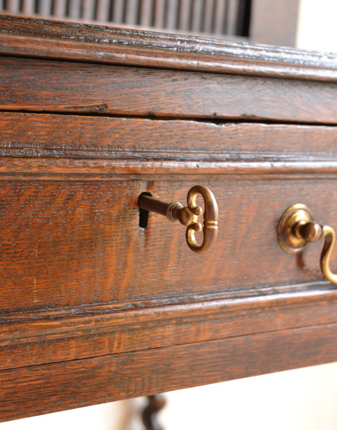 ビューロー　アンティーク家具　英国の書斎で使えるアンティーク家具、蛇腹式の扉がお洒落なビューロー（デスク）。鍵は使えるようにお直ししてあります。(q-724-f)