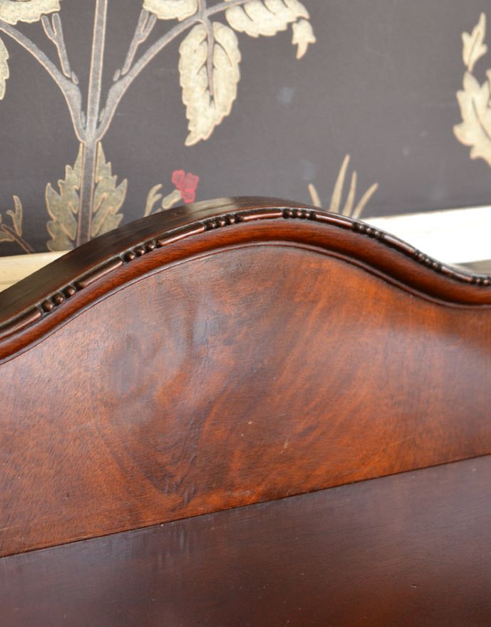 アンティークのチェスト　アンティーク家具　気品あるアンティークの英国家具、脚がスラっと長くて美しい木製のミュージックキャビネット。美しい弧を描いた素敵なデザインです。(q-726-f)