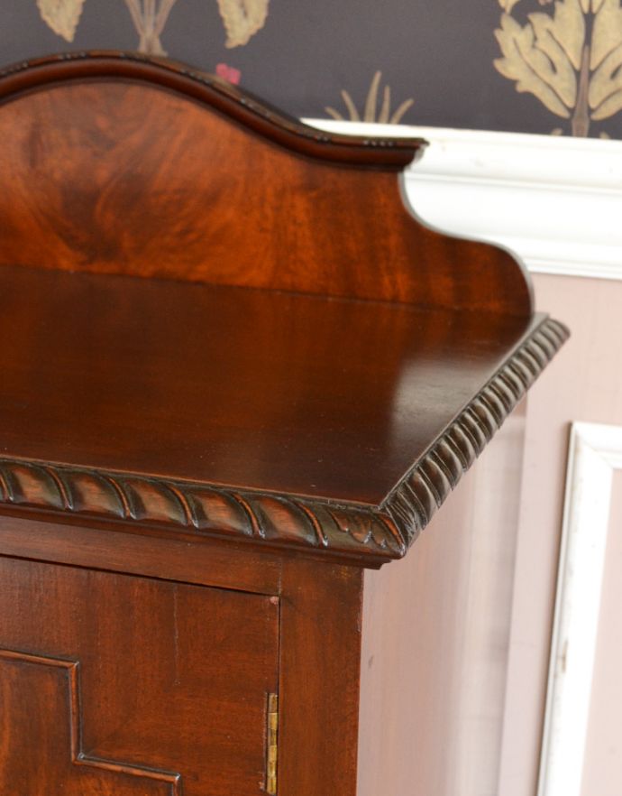 アンティークのチェスト　アンティーク家具　気品あるアンティークの英国家具、脚がスラっと長くて美しい木製のミュージックキャビネット。縁の装飾も美しく、波打つようなデザインで華やかに仕上がっています。(q-726-f)