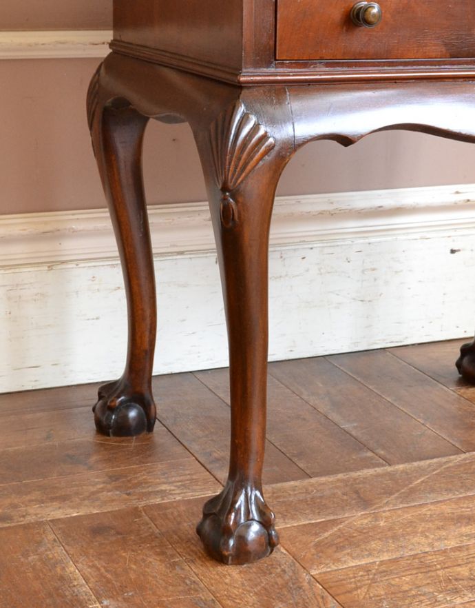 アンティークのチェスト　アンティーク家具　気品あるアンティークの英国家具、脚がスラっと長くて美しい木製のミュージックキャビネット。安定感のある脚がしっかり支えます。(q-726-f)
