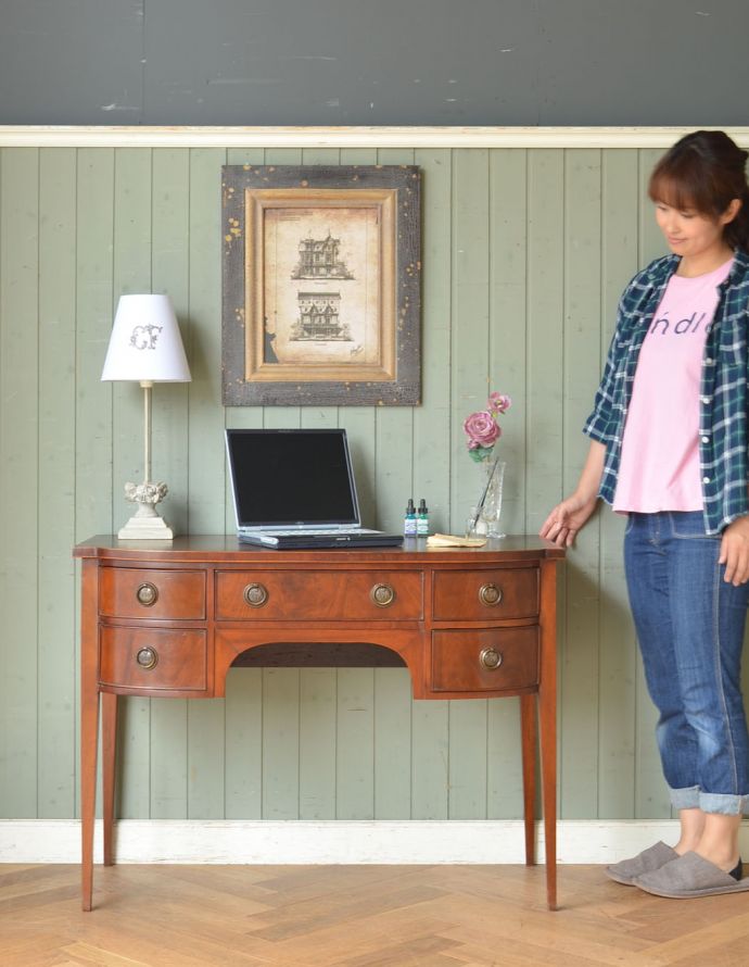 アンティークのデスク・書斎机　アンティーク家具　英国の書斎で使えるアンティーク家具、エレガントな美脚のライティングデスク（机）。滑らかなフォルム優しい木目が女性らしく美しい、置いておくだけで絵になるデスクです。(q-728-f)