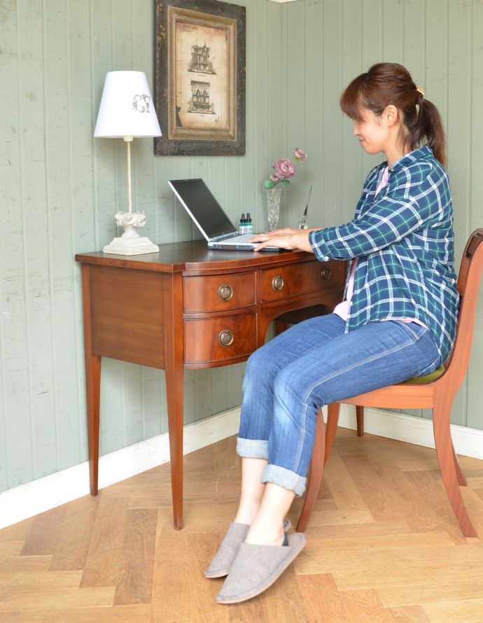 アンティークのデスク・書斎机　アンティーク家具　英国の書斎で使えるアンティーク家具、エレガントな美脚のライティングデスク（机）。デスクに座る時間を持つことで気持ちの切り替えができます。(q-728-f)