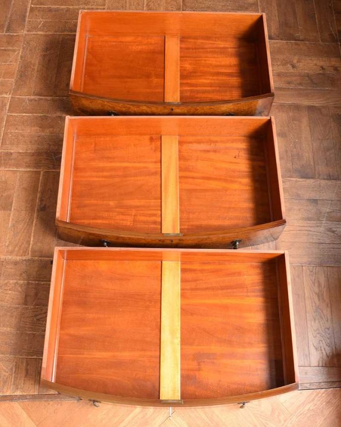 アンティークのチェスト　アンティーク家具　英国アンティーク家具、ウォルナット材の木目が美しいカップボードチェスト（食器棚） 。キレイに修復しました。(q-730-f-1)